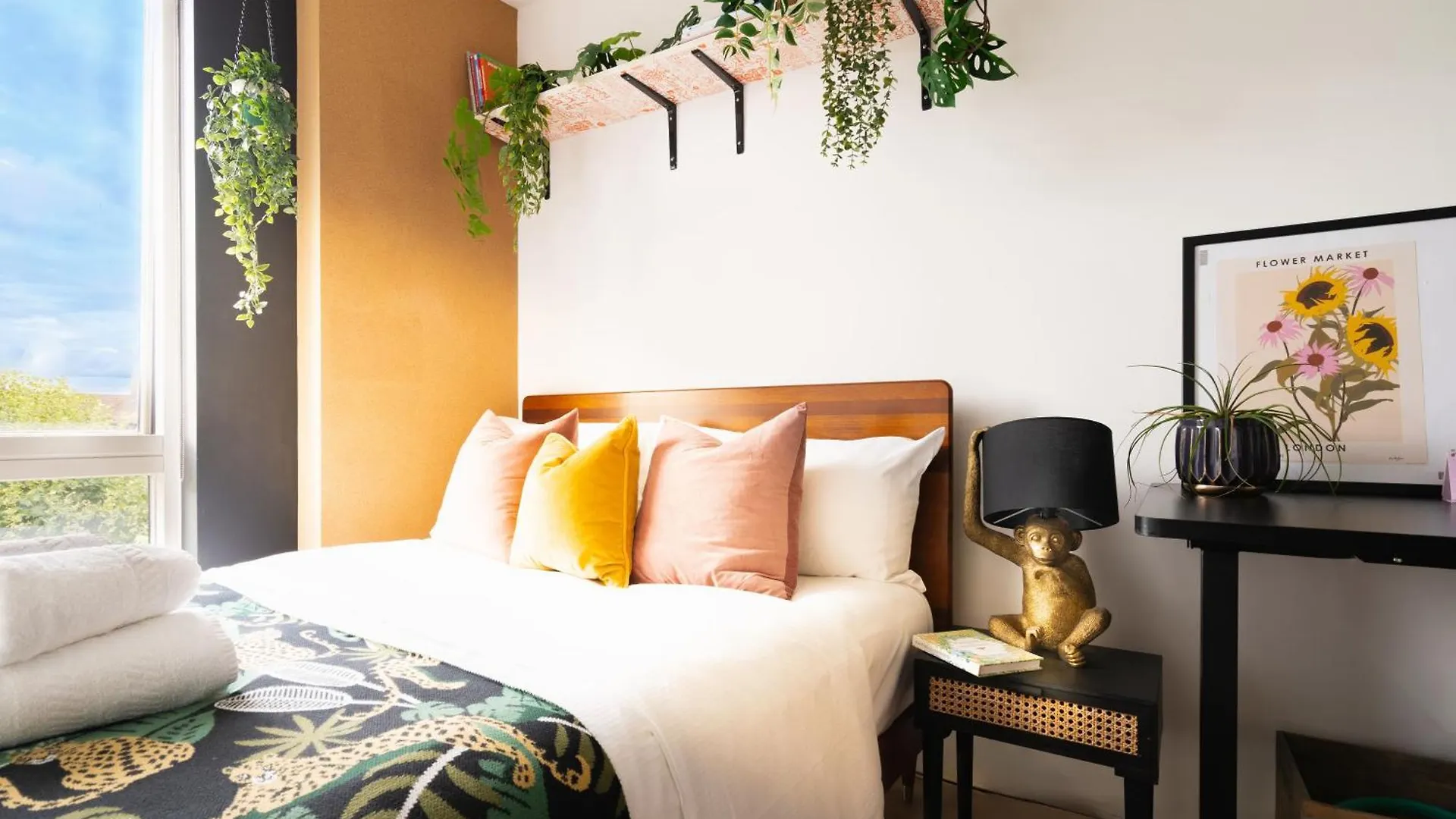 Urban Rainforeast, By Brick Lane E1, Family Friendly London Apartment