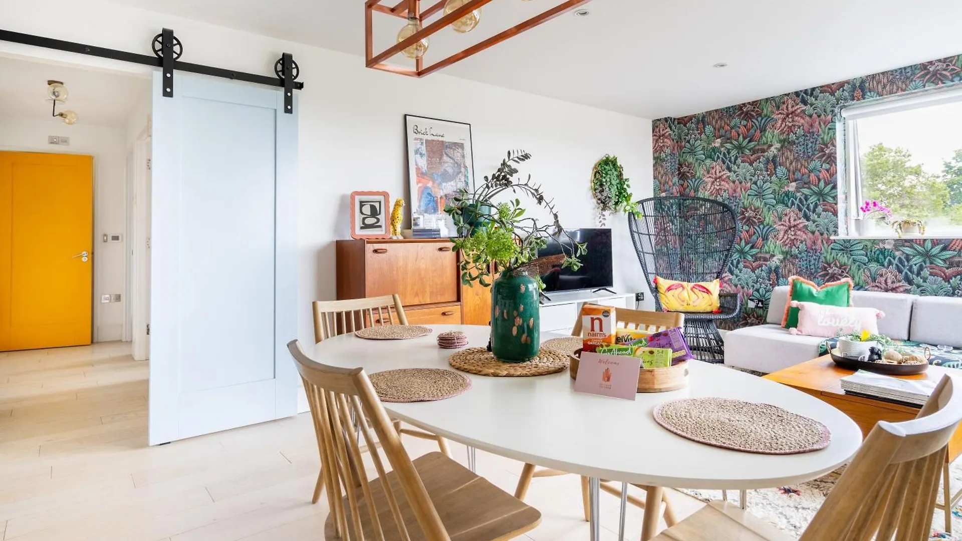 Urban Rainforeast, By Brick Lane E1, Family Friendly London Apartment
